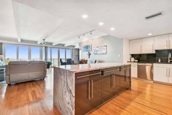 7650 BAYSHORE DR #402, Treasure Island, FL 33706