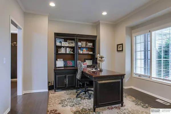 17811 Shadow Ridge Drive, Omaha, NE 68130