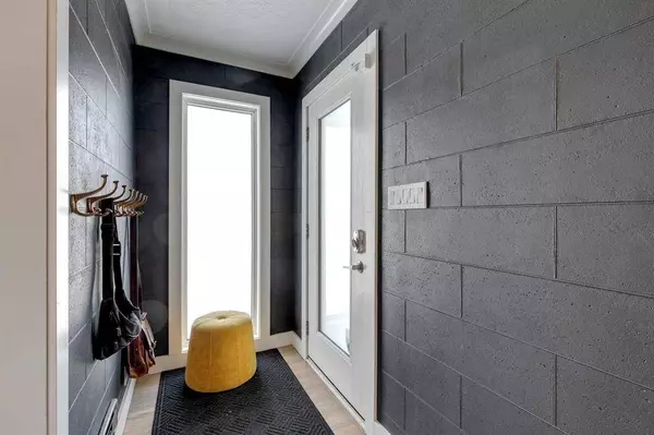 1303 21 ST NW, Calgary, AB T2N 2M1