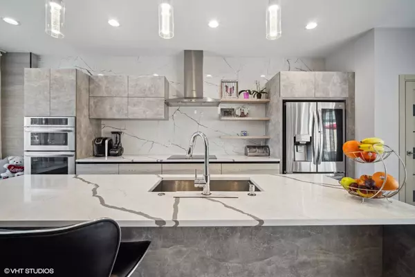 617 W Bunting LN, Mount Prospect, IL 60056