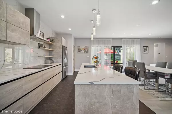 617 W Bunting LN, Mount Prospect, IL 60056