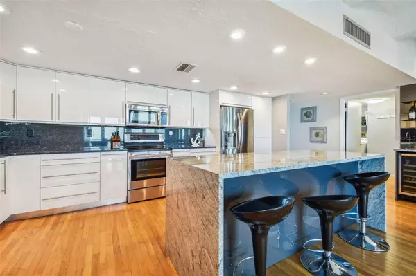 7650 BAYSHORE DR #402, Treasure Island, FL 33706