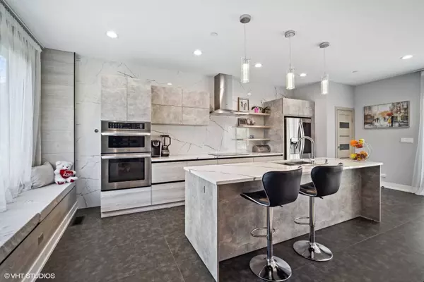 617 W Bunting LN, Mount Prospect, IL 60056