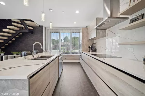 617 W Bunting LN, Mount Prospect, IL 60056