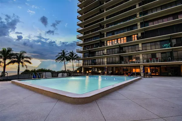 7650 BAYSHORE DR #402, Treasure Island, FL 33706