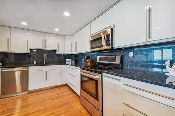 7650 BAYSHORE DR #402, Treasure Island, FL 33706