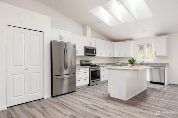 2495 Turningleaf LN, Oak Harbor, WA 98277