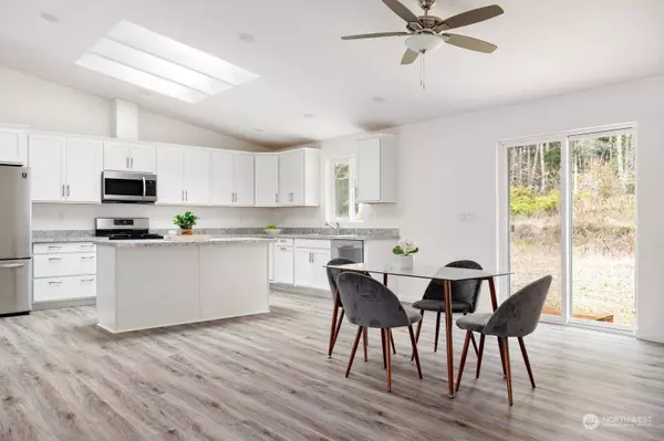 2495 Turningleaf LN, Oak Harbor, WA 98277