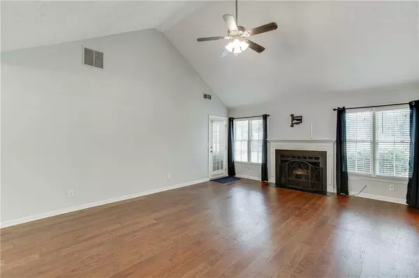 685 Hunters Creek LN, Lawrenceville, GA 30043