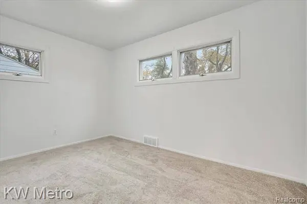 28482 FAIRFAX Street, Southfield, MI 48076