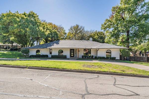 1818 Waterwood Drive, Arlington, TX 76012