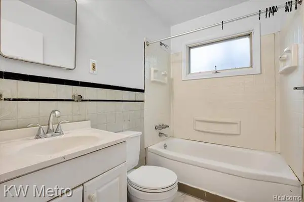 28482 FAIRFAX Street, Southfield, MI 48076