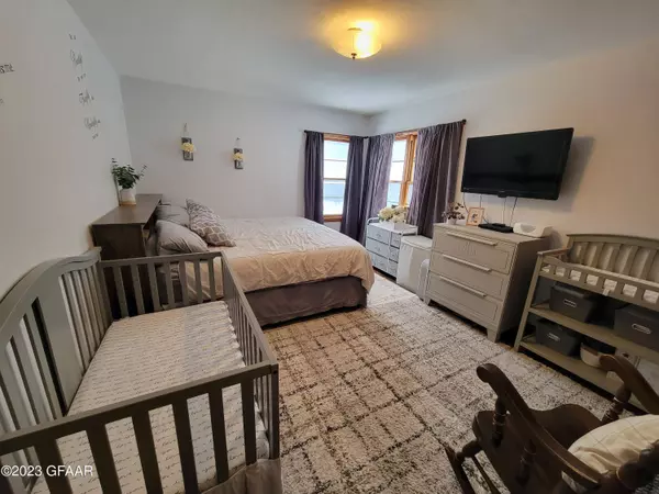 627 11TH Street NW, East Grand Forks, MN 56721