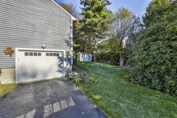 27 Hyacinth DR, Nashua, NH 03062