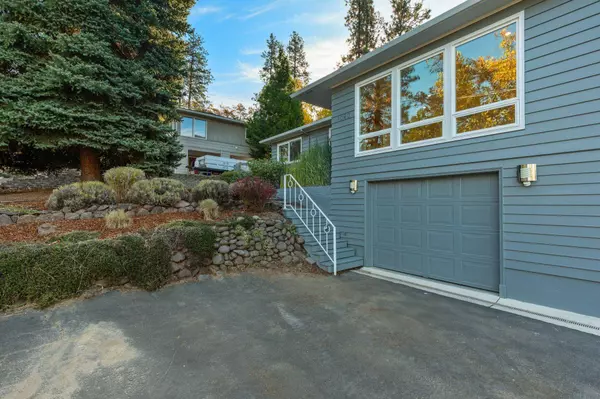 1090 Pleasant Way, Ashland, OR 97520