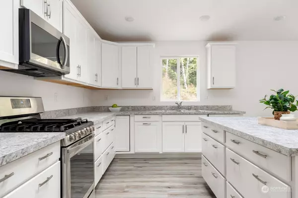 2495 Turningleaf LN, Oak Harbor, WA 98277