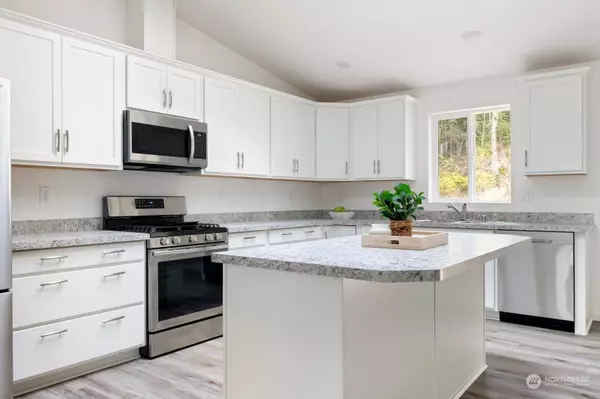 2495 Turningleaf LN, Oak Harbor, WA 98277