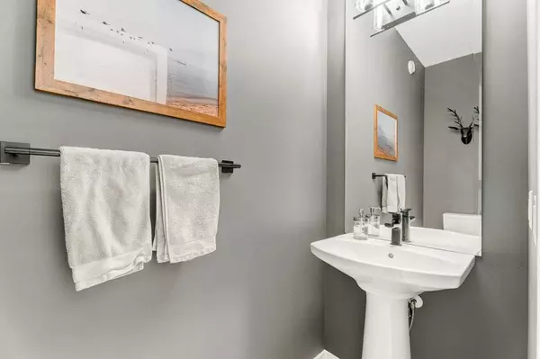 Magnolia Hts SE, Calgary, AB T3M