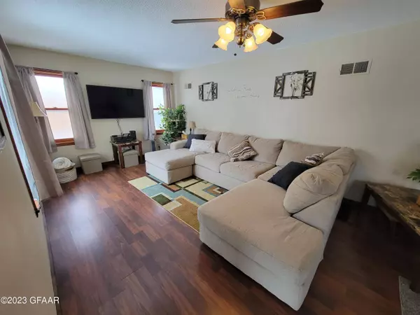 627 11TH Street NW, East Grand Forks, MN 56721