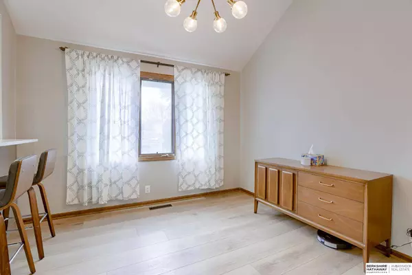 16566 Poppleton Avenue, Omaha, NE 68130