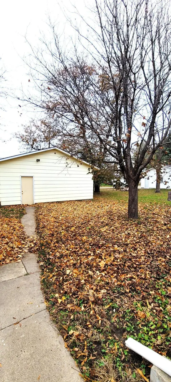 140 S Grove ST, Belle Plaine, MN 56011