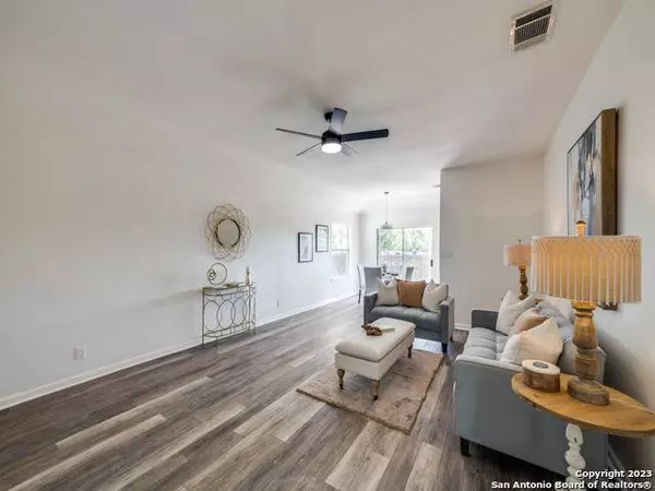 1610 Sweet Rock Dr, San Antonio, TX 78227-2621