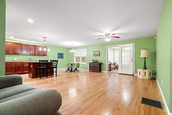 37 Russell Farm Dr #37, Methuen, MA 01844