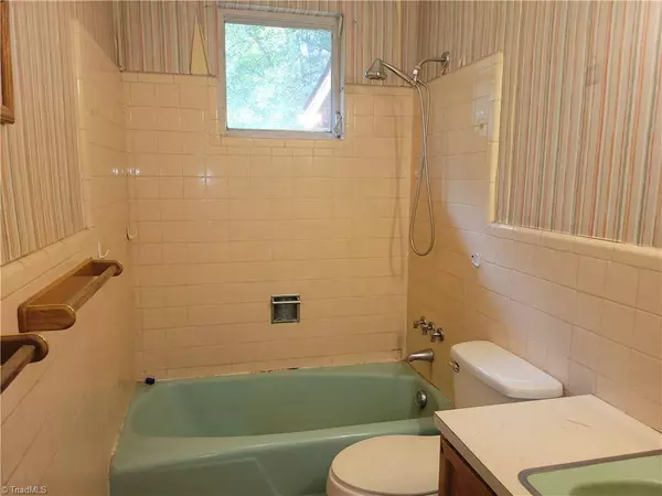 182 Jones RD, Winston Salem, NC 27107