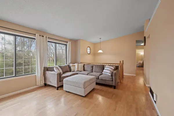 2293 Mailand RD E, Maplewood, MN 55119