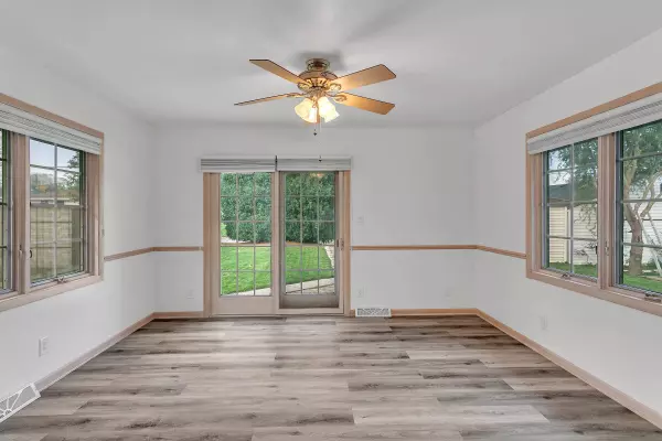 3975 S Lenox St, Milwaukee, WI 53207