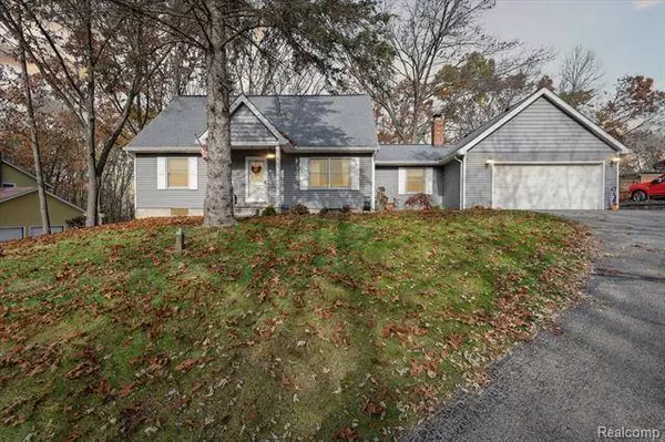 1310 TRACILEE Drive, Howell, MI 48843