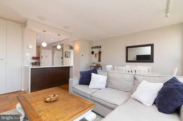210 LOCUST ST #8F, Philadelphia, PA 19106