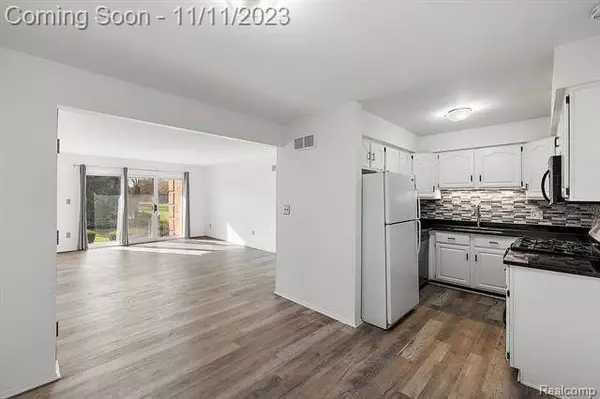 716 E FOX HILLS Drive, Bloomfield Hills, MI 48304