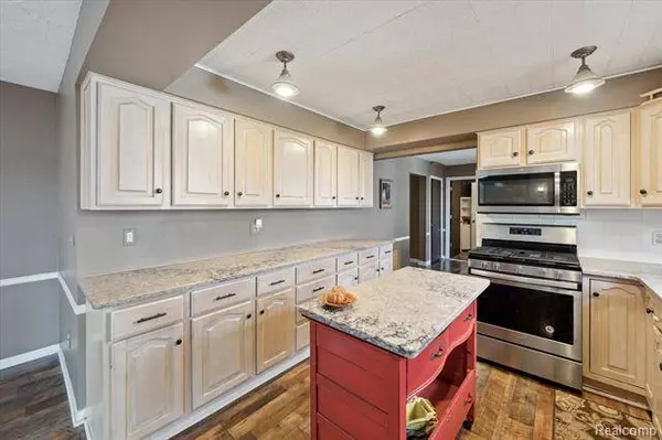 1310 TRACILEE Drive, Howell, MI 48843