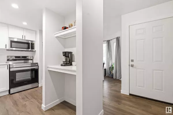 9547 180A ST NW, Edmonton, AB T5T 2Z4