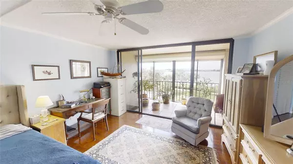 7037 SUNSET DR S #401, South Pasadena, FL 33707