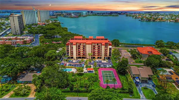 7037 SUNSET DR S #401, South Pasadena, FL 33707