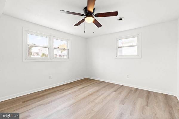 8 E BELLAMY DR, New Castle, DE 19720