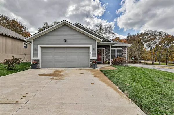 1806 SW McArthur ST, Blue Springs, MO 64015