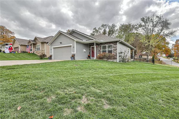 1806 SW McArthur ST, Blue Springs, MO 64015