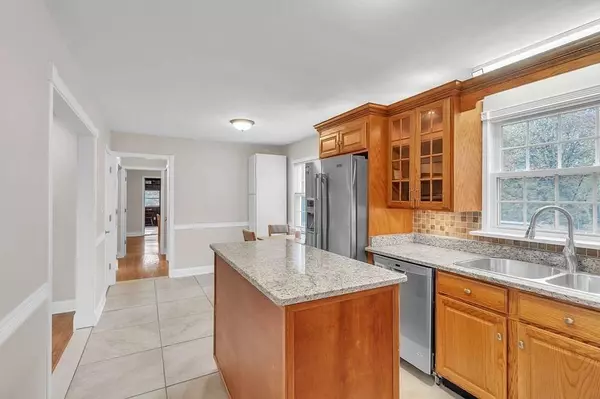 10 Heggie Dr, Westfield, MA 01085