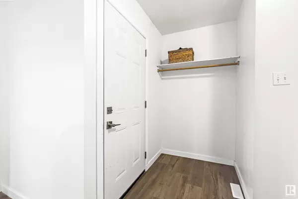 9547 180A ST NW, Edmonton, AB T5T 2Z4