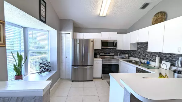 1172 NW Lombardy DR, Port Saint Lucie, FL 34986