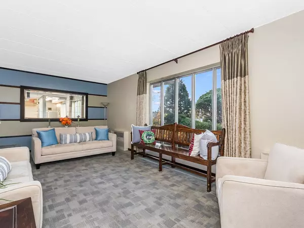 110 W Butterfield RD #112S, Elmhurst, IL 60126