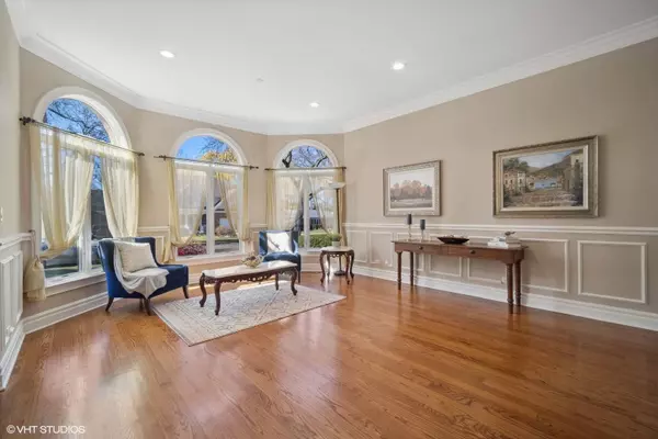 133 S BOBBY LN, Mount Prospect, IL 60056