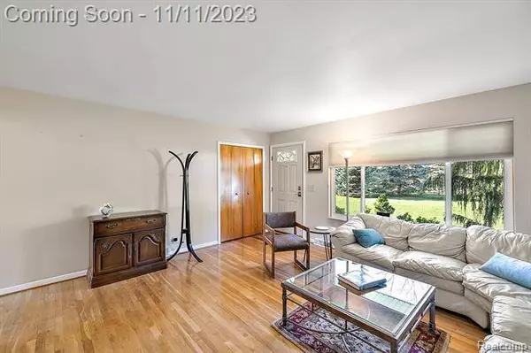 283 HOLMUR Drive, Waterford, MI 48327