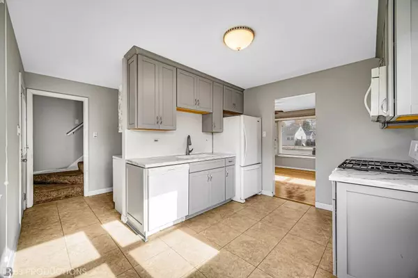 9104 S 51st Avenue, Oak Lawn, IL 60453