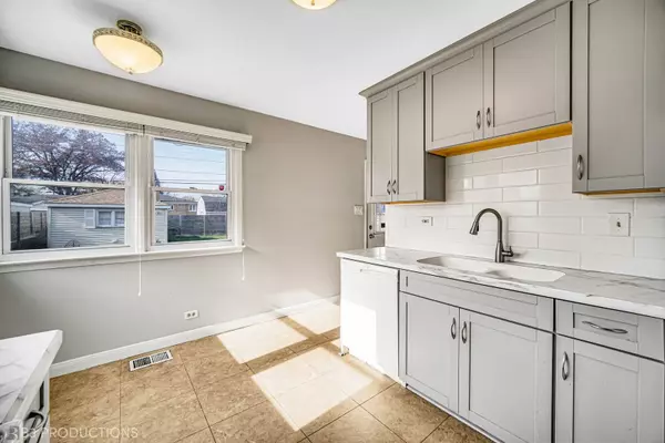 9104 S 51st Avenue, Oak Lawn, IL 60453