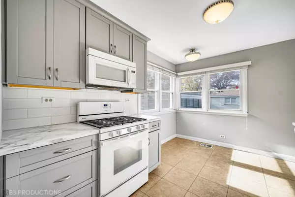 9104 S 51st Avenue, Oak Lawn, IL 60453