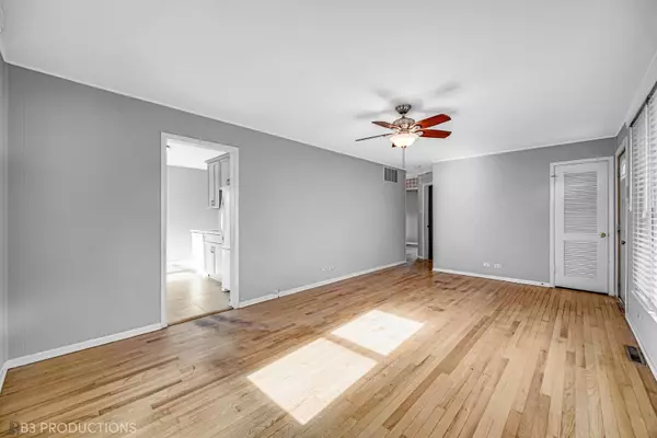 9104 S 51st Avenue, Oak Lawn, IL 60453